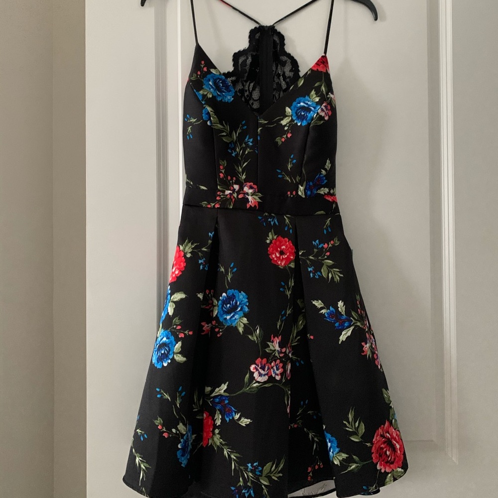 Floral dress - stretch lace & cut out back